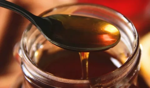 تصویر 1 از شیره خرما صنعتی با رنگ طبیعی و کیفیت تضمینی